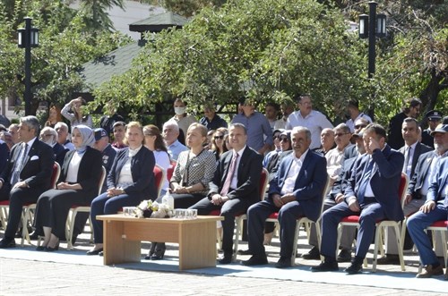 Valimiz Kamuran TAŞBİLEK, 30 Ağustos Zafer Bayramının 100. Yıl Dönümü Vesilesiyle Atatürk Anıtı Önünde Düzenlenen Törene Katıldı