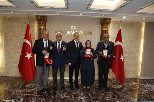 Valimiz Kamuran Taşbilek Kıbrıs Gazileri ve Gazi Yakınına Milli Mücadele Madalyası ve Beratı Takdim Etti 