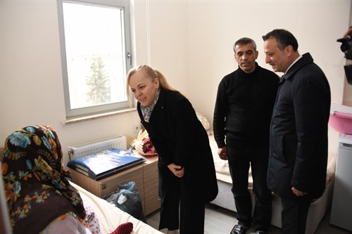 Valimiz Kamuran Taşbilek Depremzede Kurt Çiftinin Bebeklerini Ziyaret Etti